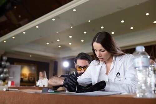 Σεμινάρια Microblading Σεμινάρια Αισθητικής Σεμινάριο Τατουάζ Φρυδιών Τρίχα- ΤρίχαΑθήνα Θεσσαλονίκη Ηράκλειο Κρήτης Symmetries® Antonios Balakeras